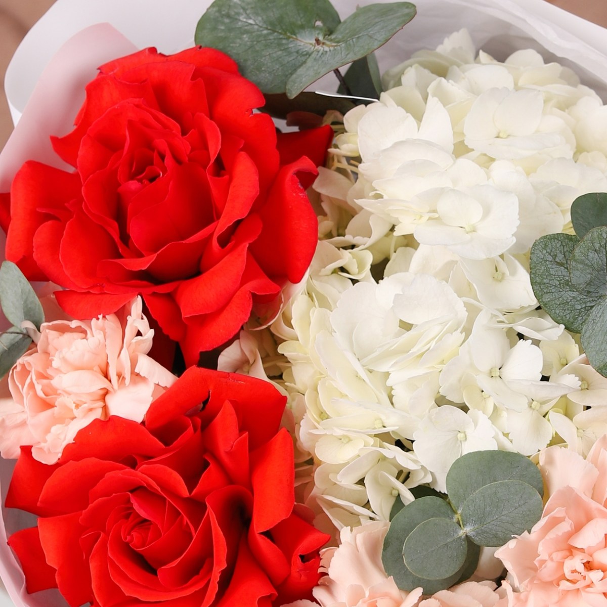 buket s gortenziej i krasnoj rozoj 7